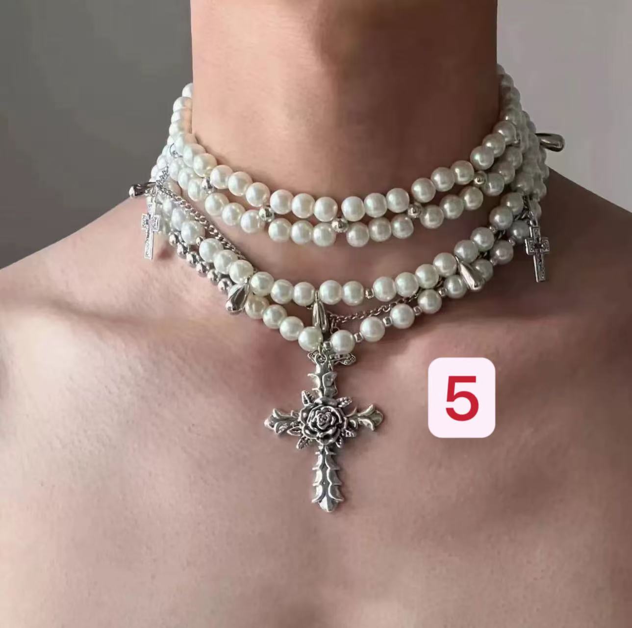 Butterfly Pendant Heavy-duty Necklace for Women, Unique High-end Feel, Elegant Collarbone Chain, Pearl Sweater Chain, Autumn and Winter Accessories.