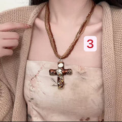 Butterfly Pendant Heavy-duty Necklace for Women, Unique High-end Feel, Elegant Collarbone Chain, Pearl Sweater Chain, Autumn and Winter Accessories.
